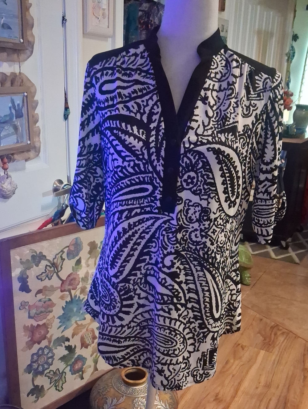 A Black & White Paisley V-Neck Women's Tunic Top Size M By PenSeption Concept